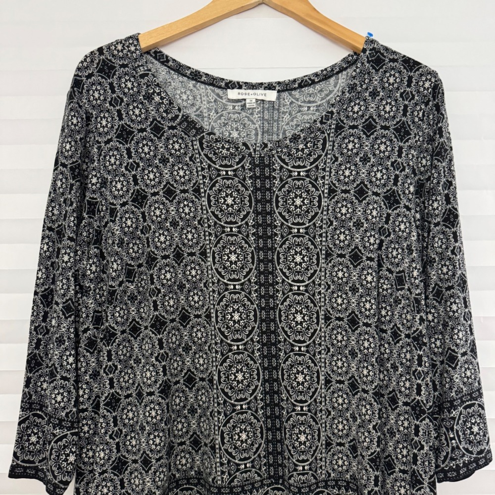 Rose + Olive Women 1X Black White Medallion Print Tunic 3/4 Sleeve Layered Hem - Picture 3 of 8